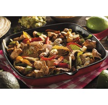 Fajita Gericht in einer Bratpfanne mit Paprika und Fleisch.