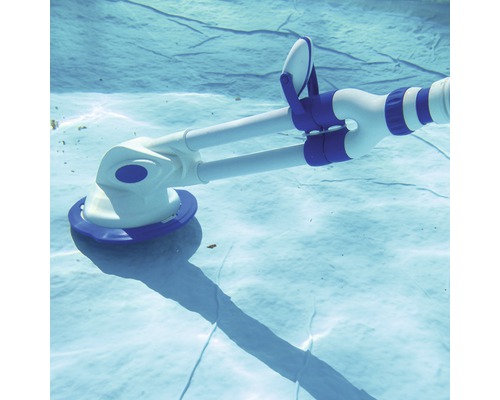 Schwimmbadreiniger im Wasser