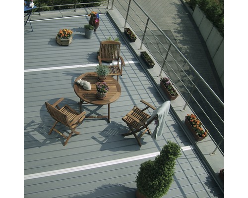 Terrasse mit Holzboden, Gartentisch und Stühlen