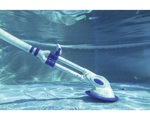 Schwimmbadreiniger im Wasser