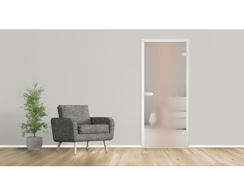 Wohnraum mit Sessel, Zimmerpflanze und Glastür