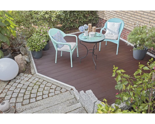 Gestalteter Garten mit Holzterrasse, Sitzgruppe und Pflanzen