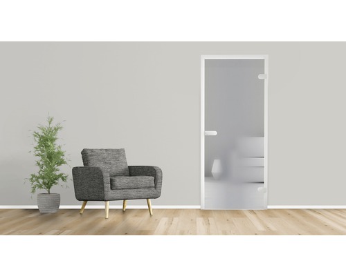 Szene mit einer Innentür aus Glas, einem Sessel und einer Pflanze für ein helles, modernes Ambiente.