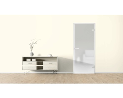 Heller Raum mit Kommode, Dekoration und Glastür