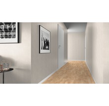 Flur mit Holzboden, weißen Türen und gerahmten Bildern an der Wand
