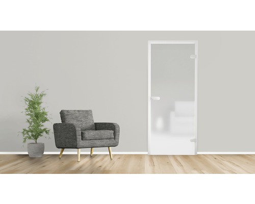 Innenraumszene mit Sessel, Zimmerpflanze und Innentür aus Glas