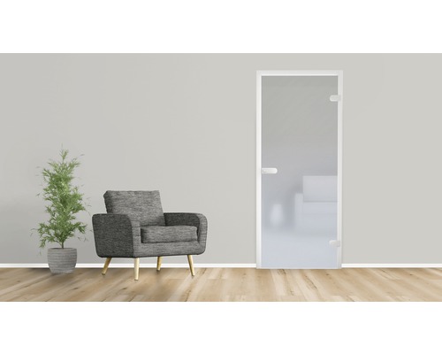 Szene mit Glastür, Sessel und Topfpflanze in einem hellen Raum