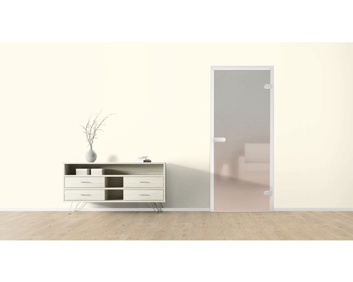 Raumansicht mit Kommode, Dekoration und Glastür