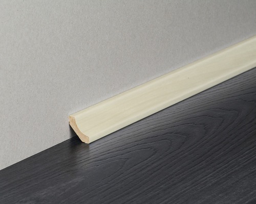 Holzsockelleiste an Wand und Boden