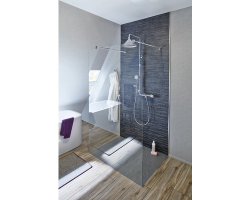 Badezimmer mit Glasdusche, Duscharmatur und Steinwand