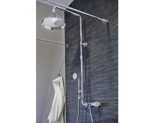 Duschsystem mit Kopfbrause, Handbrause und Thermostatarmatur vor einer Wand