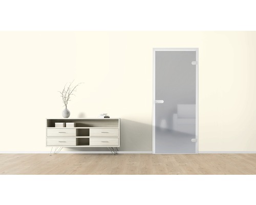 Heller Raum mit Kommode und Glastür