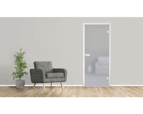 Raumszene mit Glastür, Sessel und Topfpflanze