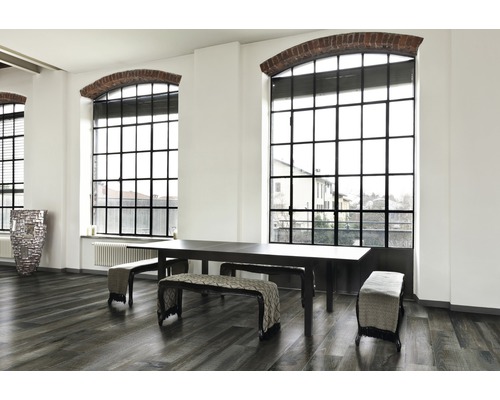 Heller Raum mit Esstisch und Bänken auf Holzboden