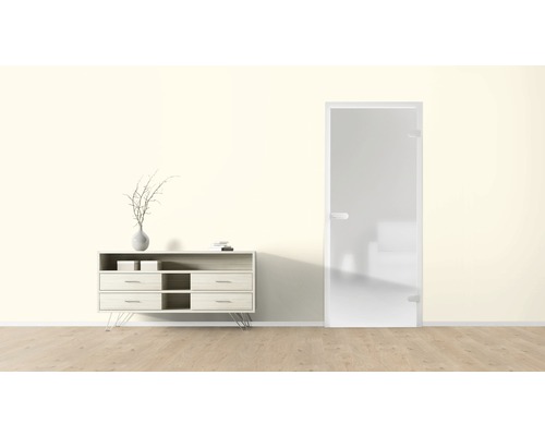 Heller Raum mit Kommode und Glastür