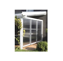 Terrassenüberdachung mit Polycarbonatplatten und Pflanzen