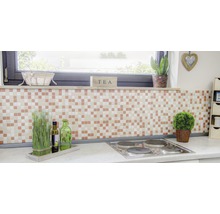 Küchenszene mit Mosaikfliesen, Dekoration und Kochfeld.