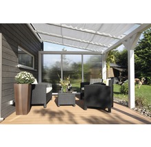 Terrasse mit Markise, Rattanmöbeln und Pflanzgefäß