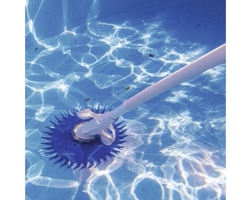 Poolreiniger mit Schlauch im Schwimmbad