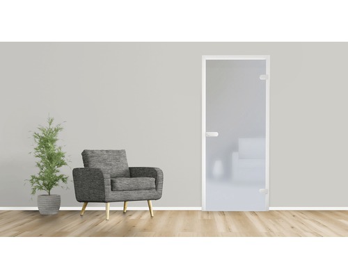 Raumszene mit Glastür, Sessel und Topfpflanze