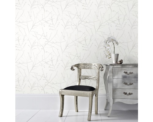 Raumgestaltung mit floral gemusterter Tapete, Kommode und Stuhl