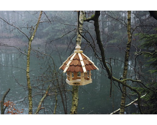Hängendes Vogelhaus aus Holz im Garten