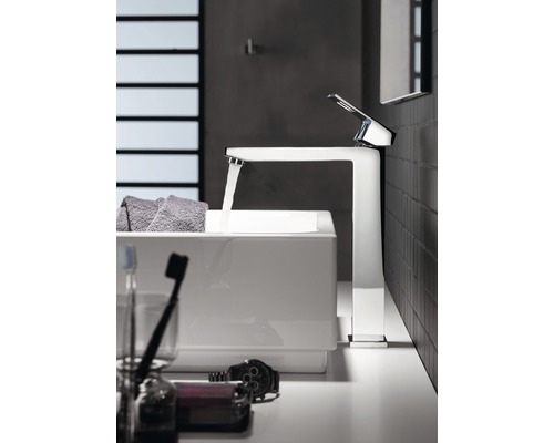 Modernes Badezimmer mit Waschbecken, Armatur und fließendem Wasser