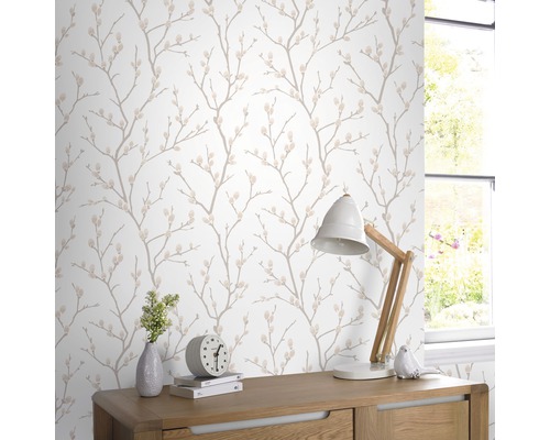 Helles Zimmer mit gemusterter Tapete, Holzkommode und Tischlampe