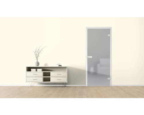 Heller Raum mit Kommode und Milchglastür