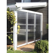 Terrassenüberdachung mit transparenten Paneelen und Holzrahmen