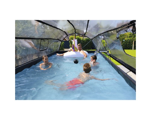 Schwimmbad mit Poolüberdachung und badenden Personen