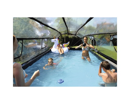 Schwimmbad mit Poolüberdachung und spielenden Personen