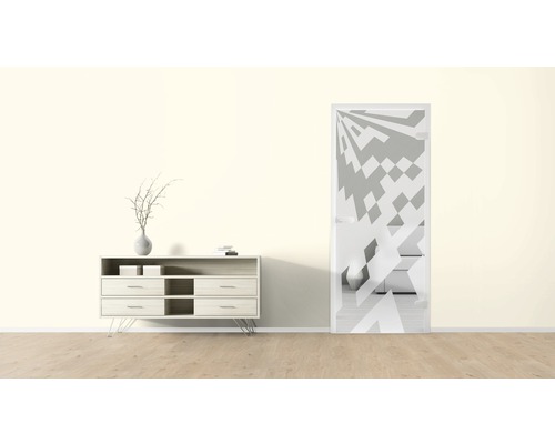 Dekoratives Türelement mit geometrischen Mustern in einem hellen Raum.