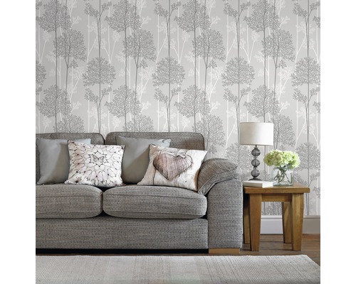 Wohnzimmer mit grauer Waldtapete, Sofa, Tischlampe und Holztisch