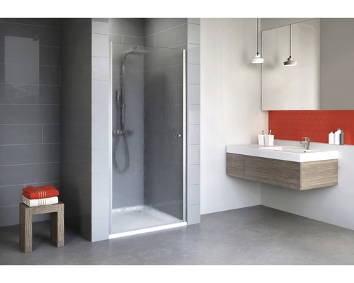 Modernes Badezimmer mit Duschkabine, Waschtisch und grauem Fliesenspiegel.