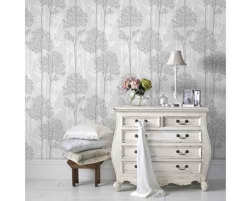 Szene mit gemusterter Tapete, Kommode und dekorativen Elementen für das Schlafzimmer