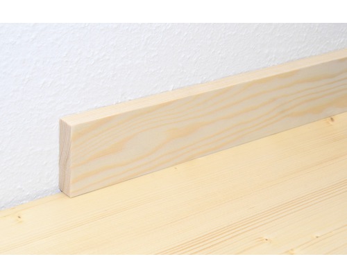 Holzsockelleiste an einer Wand