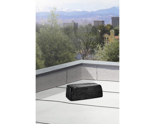 Rechteckiger, schwarzer Dachdurchgang auf einem Dach