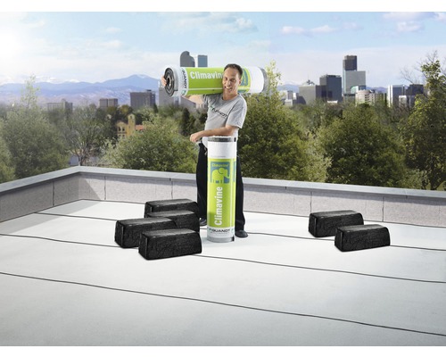 Szene einer Dachterrasse mit Dachbahnenrollen und Beschwerung