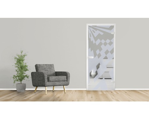 Szene mit einer Glastür mit geometrischem Muster, einem grauen Sessel und einer Zimmerpflanze.