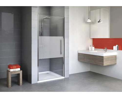 Badezimmer mit Duschkabine, Waschbeckenunterschrank und Spiegel