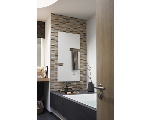 Badezimmer mit Badewanne, Spiegel, Fliesen und Badutensilien für ein helles und organisiertes Ambiente.