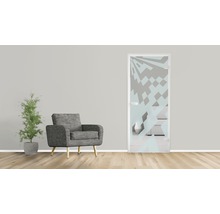 Zimmertür mit geometrischem Muster, Sessel und Pflanze in einem Wohnraum