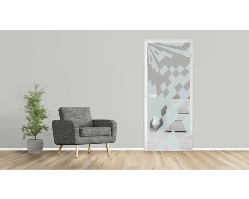 Zimmertür mit geometrischem Muster, Sessel und Pflanze in einem Wohnraum