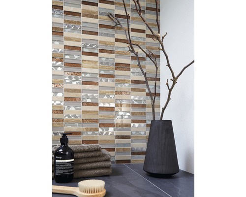 Badezimmer-Szene mit Mosaikfliesen, Handtüchern, Seife und Dekoration