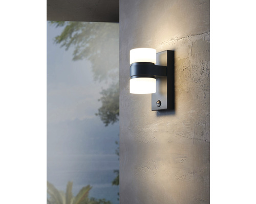 Moderne LED Wandleuchte zur Aussenbeleuchtung an einer grauen Wand.