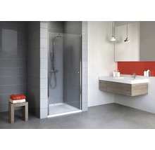 Badezimmer mit Duschkabine, Waschtisch und Handtüchern