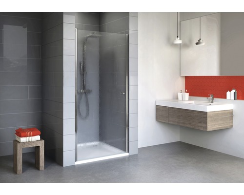 Badezimmer mit Duschkabine, Waschtisch und Handtüchern