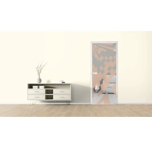Raumansicht mit Kommode und Designtür