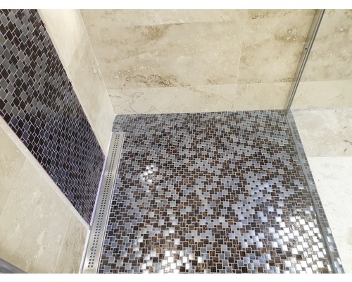Detailansicht einer Dusche mit Mosaikfliesen auf dem Boden und einer Akzentwand